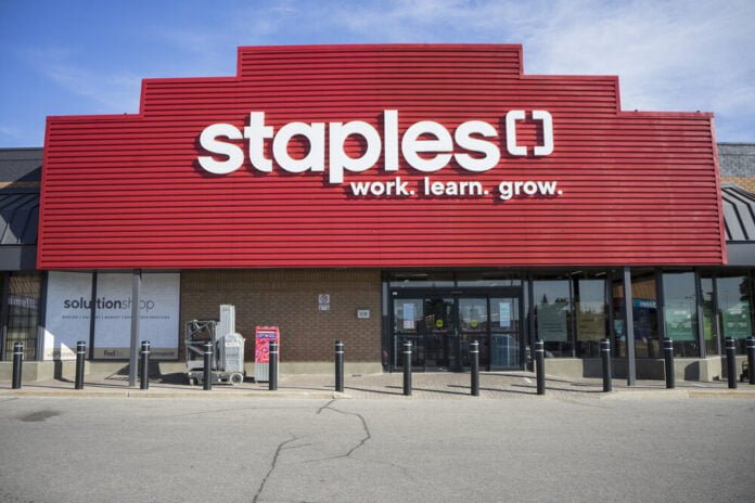 Staples pilot Curbside pickup