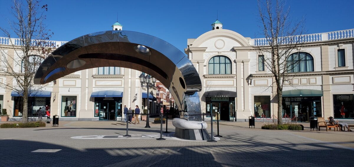 SEI statue at McArthur Glen