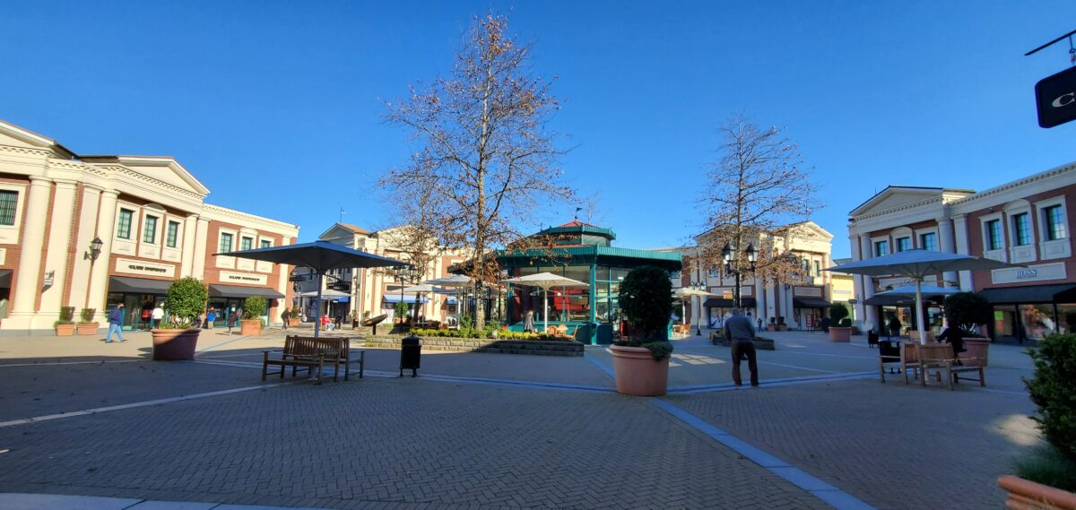 Large Plaza with Caffe Artigiano in the middle at McArthur Glen Vancouver