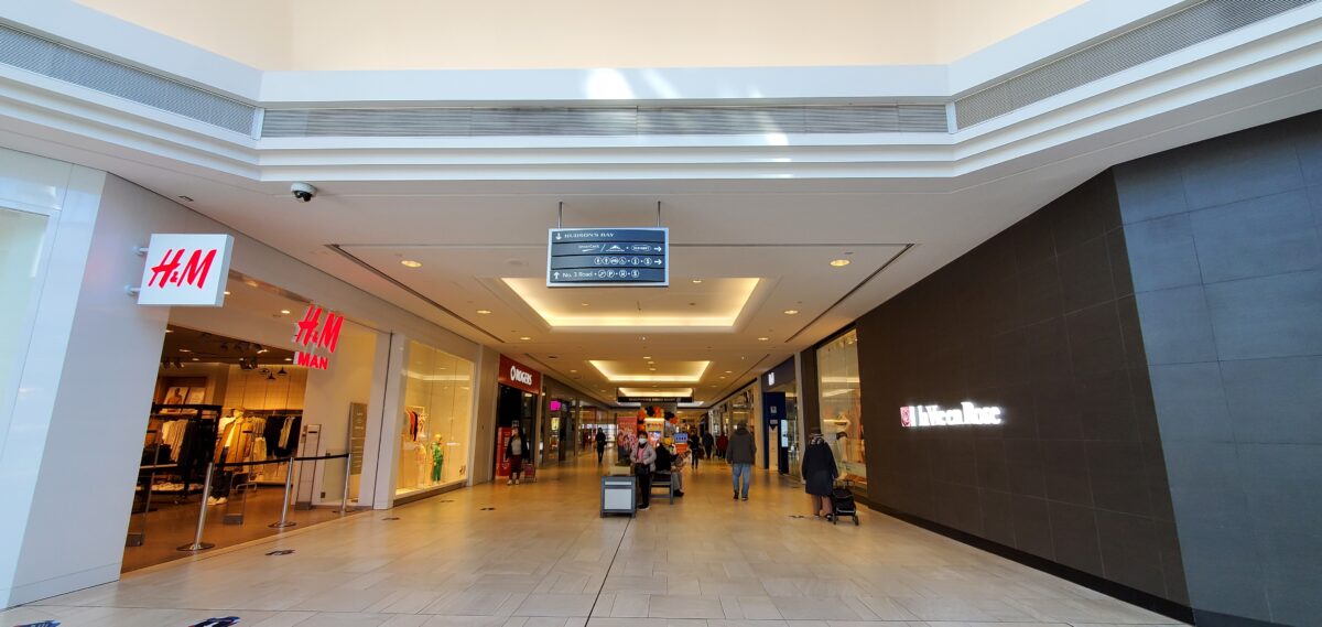 Richmond Centre corridor between H&M and la Vie en Rose.