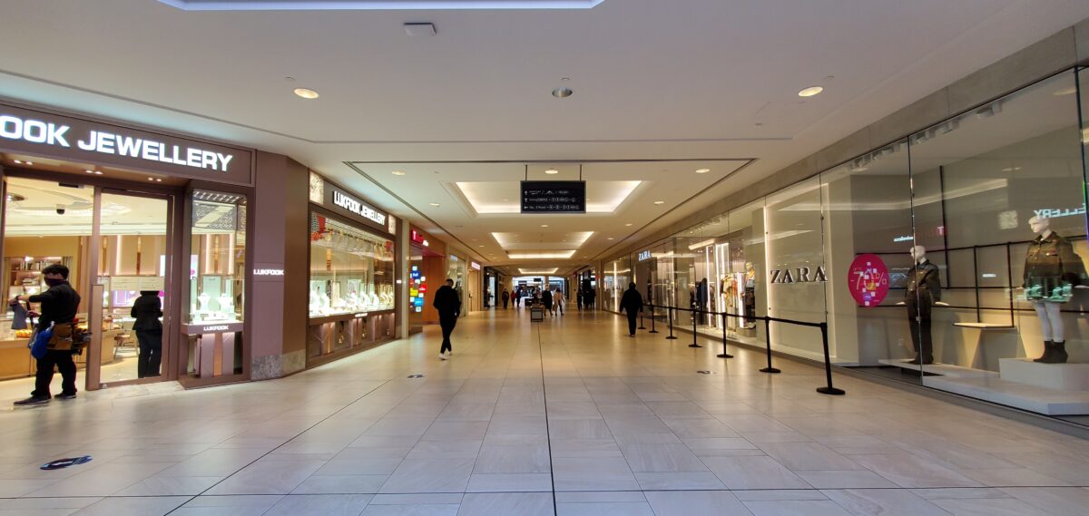 Richmond Centre corridor between Lukfook Jewelry and Zara