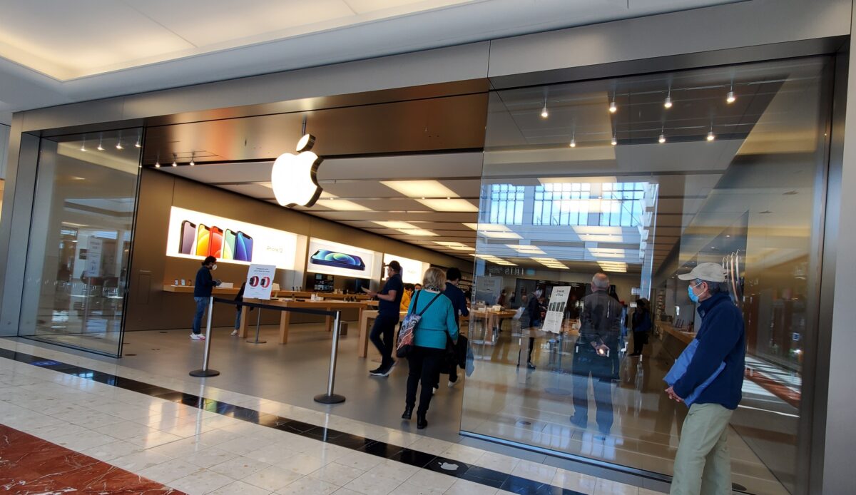 Apple at CF Richmond Centre.