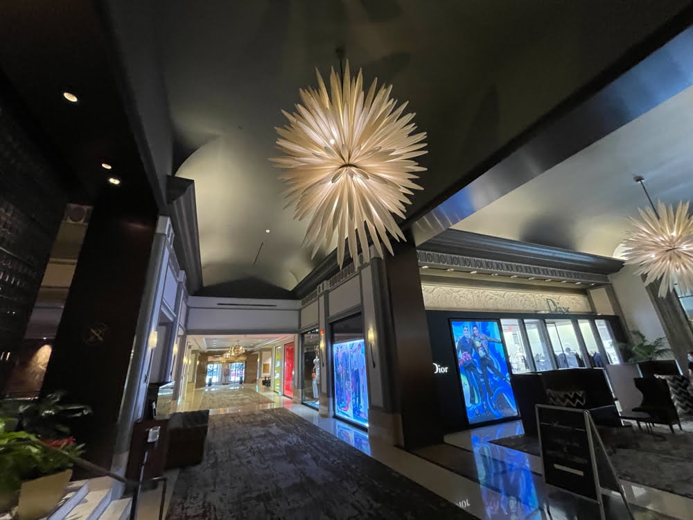 Luxury retail corridor at Fairmont Hotel Vancouver (June 2021)