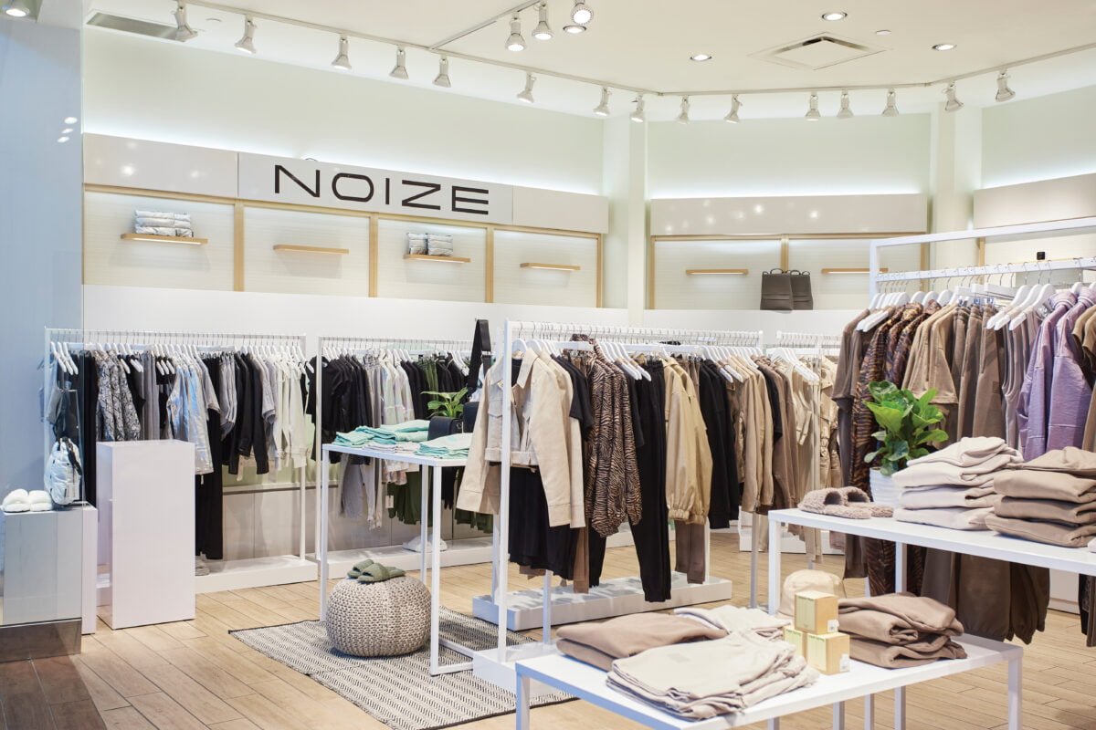 Noize at CF Carrefour Laval. 