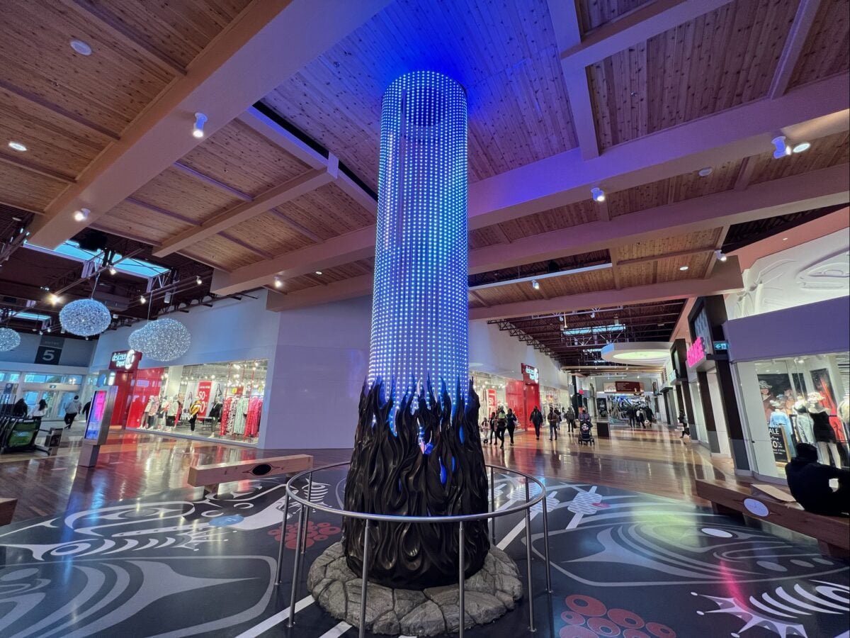 Indoor sculpture outside of Designers Depot at Tsawwassen Mills in Delta, BC (December 2021). Photo: Lee Rivett.