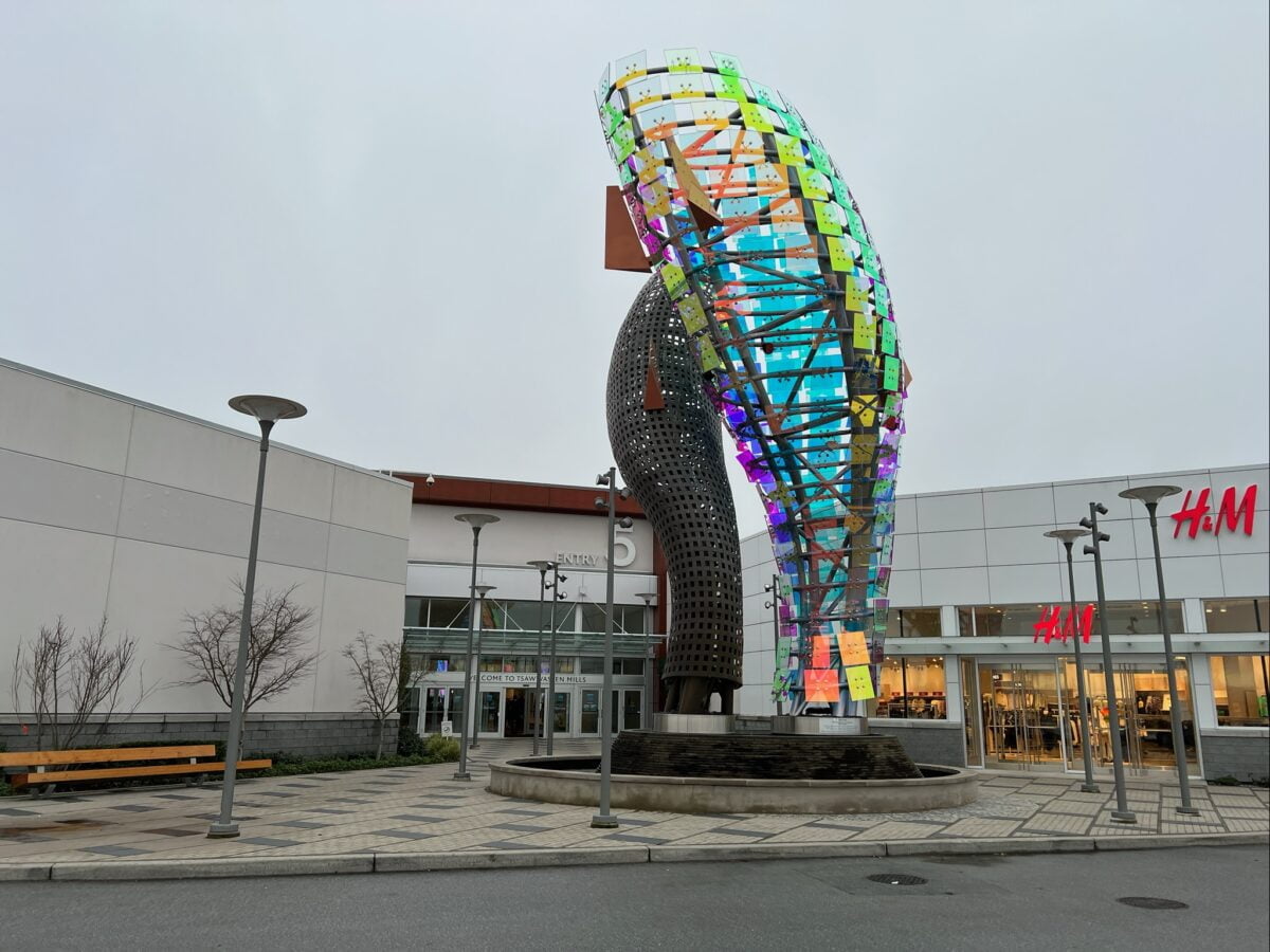 Outdoor sculpture outside of 'Entry 5' at Tsawwassen Mills in Delta, BC (December 2021). Photo: Lee Rivett.