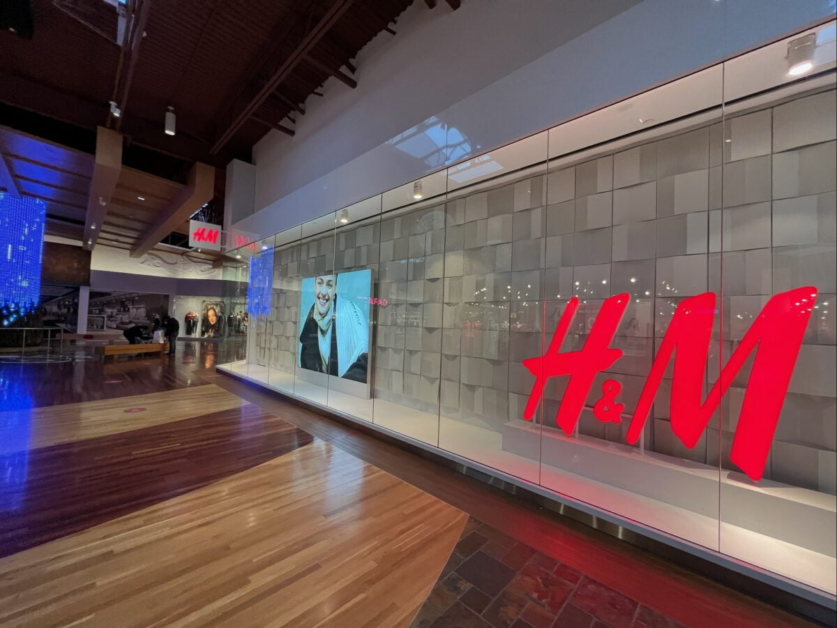 H&M at Tsawwassen Mills in Delta, BC (December 2021). Photo: Lee Rivett.