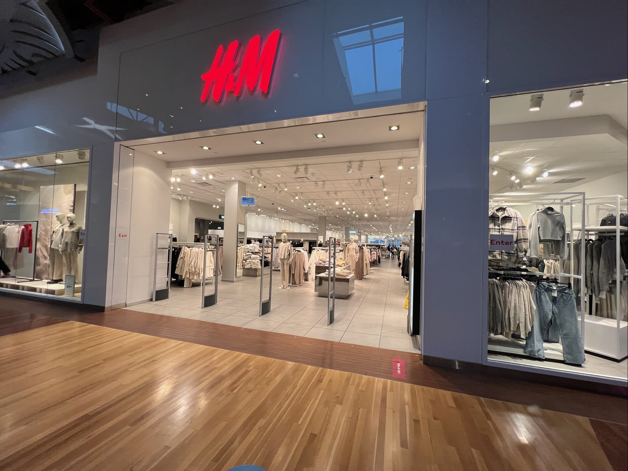 H&M at Tsawwassen Mills in Delta, BC (December 2021). Photo: Lee Rivett.