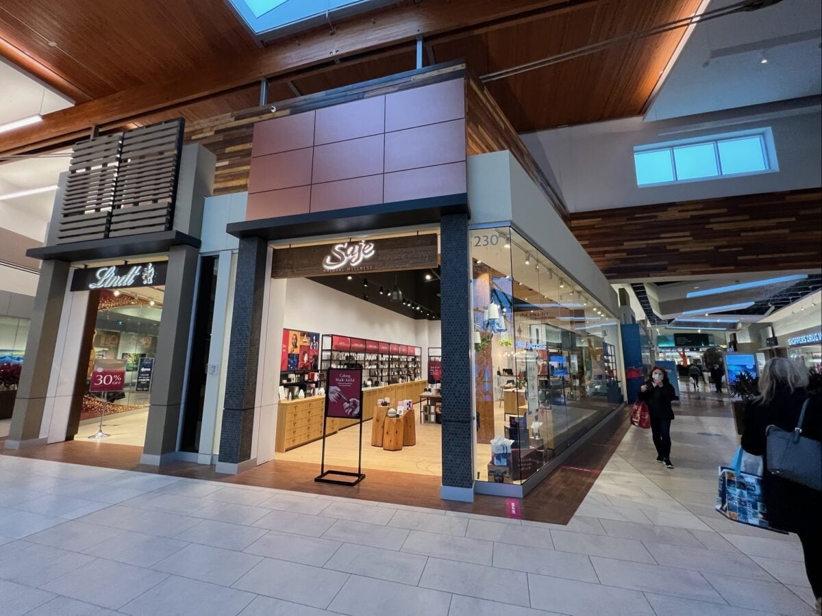 Lindt and Saje at Tsawwassen Mills in Delta, BC (December 2021). Photo: Lee Rivett.