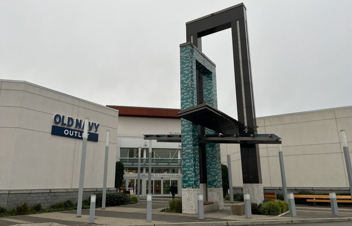 Outdoor sculpture outside of 'Entry 4' at Tsawwassen Mills in Delta, BC (December 2021). Photo: Lee Rivett.