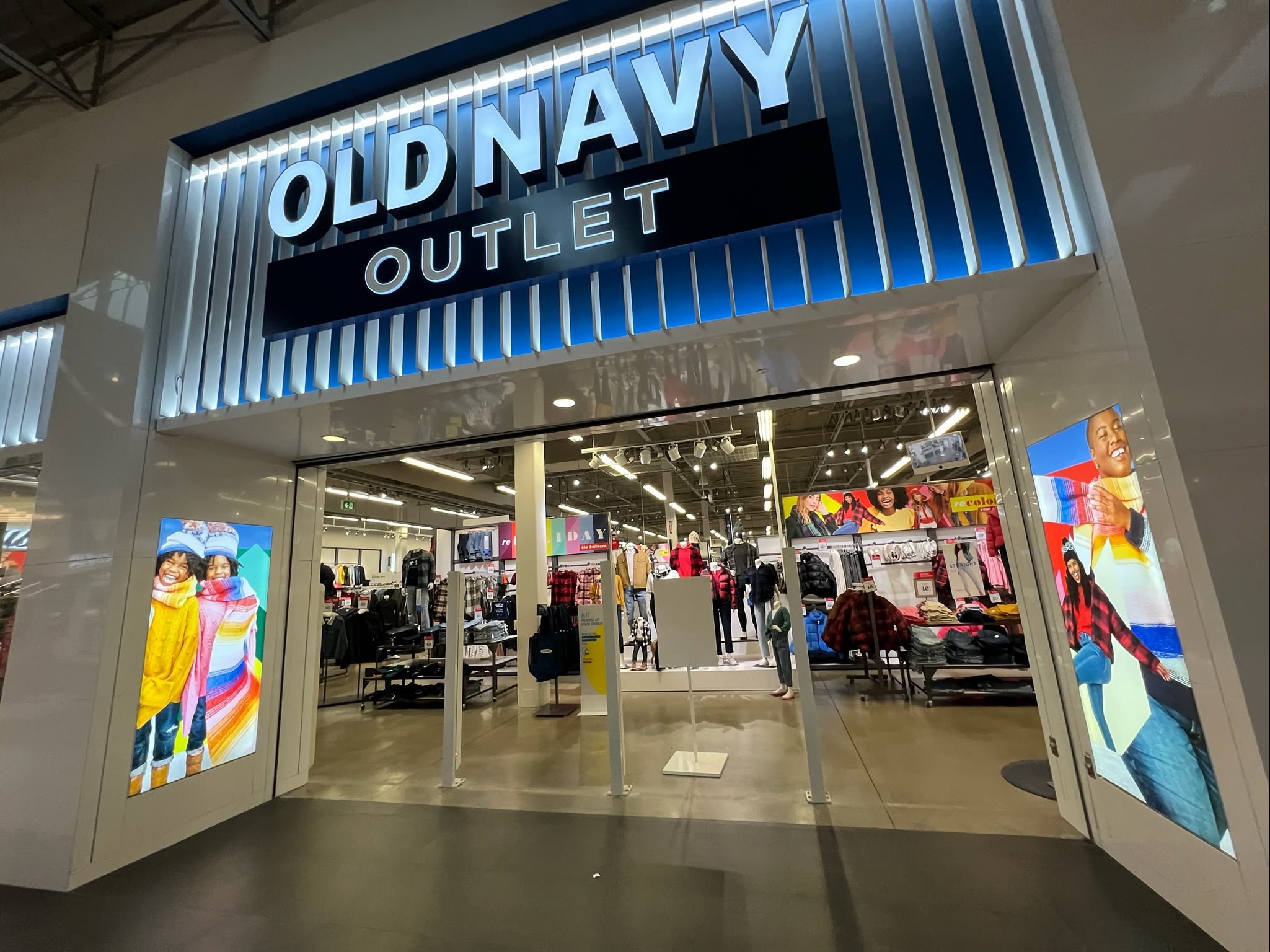 Old Navy Outlet at Tsawwassen Mills in Delta, BC (December 2021). Photo: Lee Rivett.