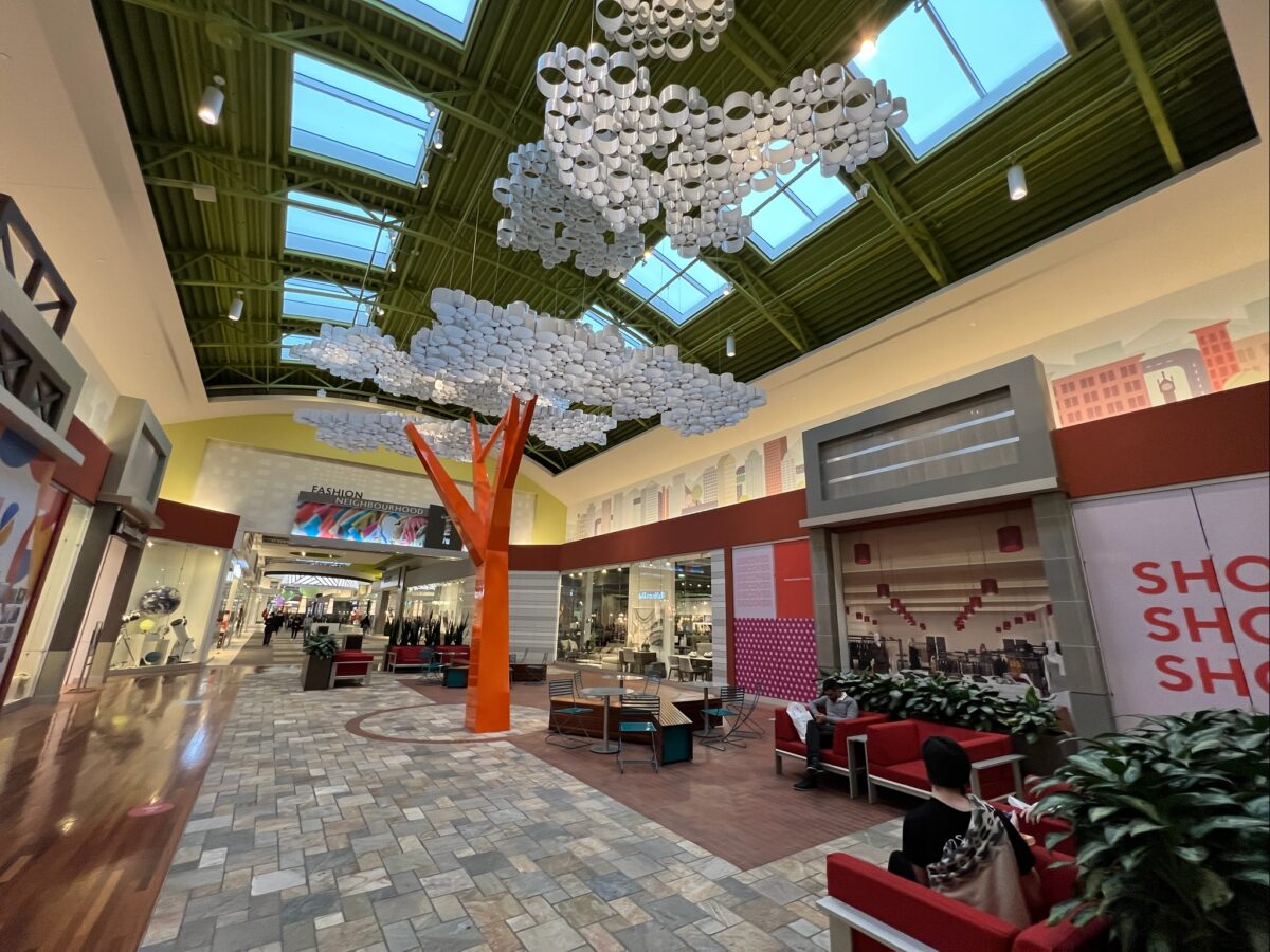 Tree seating area between Fashion Neighbourhood and Nature Neighbourhood at Tsawwassen Mills in Delta, BC (December 2021). Photo: Lee Rivett.