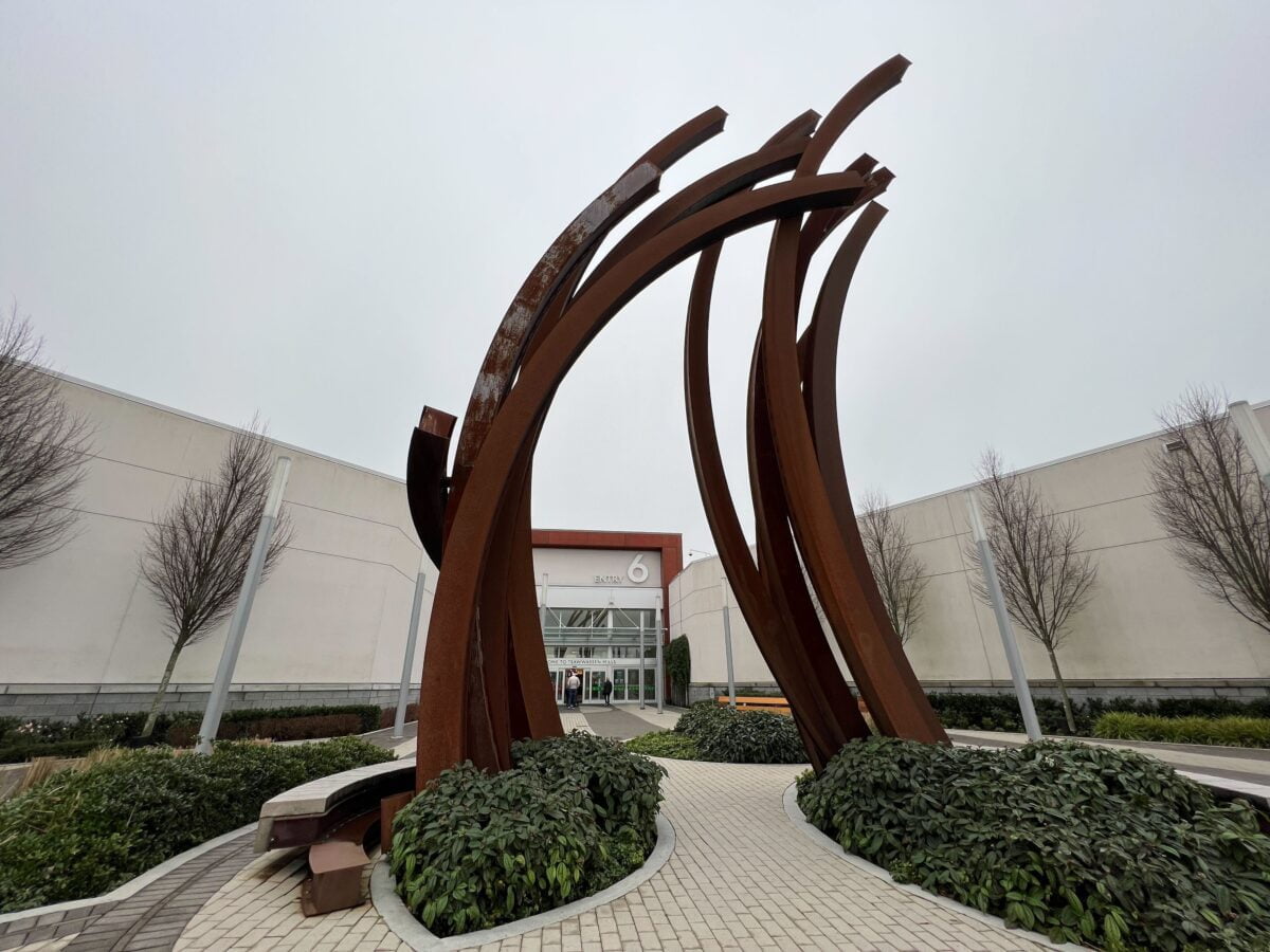 Outdoor sculpture outside of 'Entry 6' at Tsawwassen Mills in Delta, BC (December 2021). Photo: Lee Rivett.