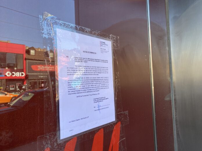 Shuttered H&M on Queen Street