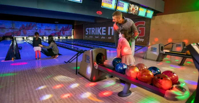 splitville-family-bowling-wideangle-BUR