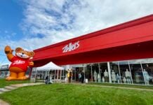 Inside Zellers’ New Toronto Store as Crowds Turn Out for Opening Day